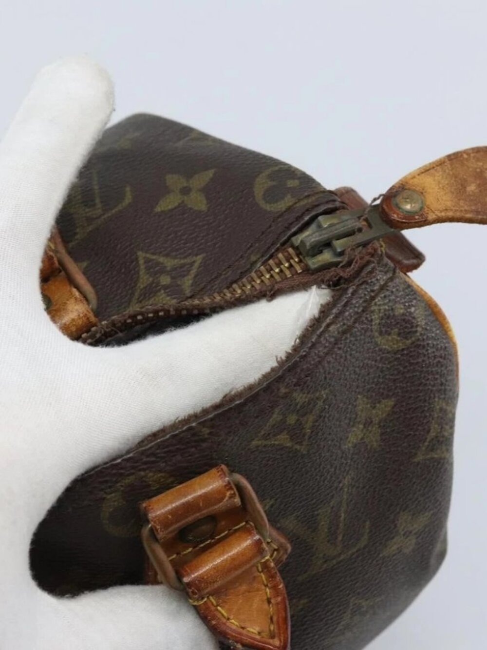 LOUIS VUITTON Monogram Speedy 25 Hand Bag - Picture 8 of 16